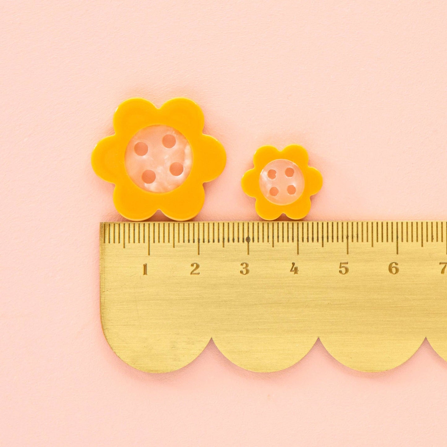 Yellow Daisy Shirting Size 0.6" Buttons